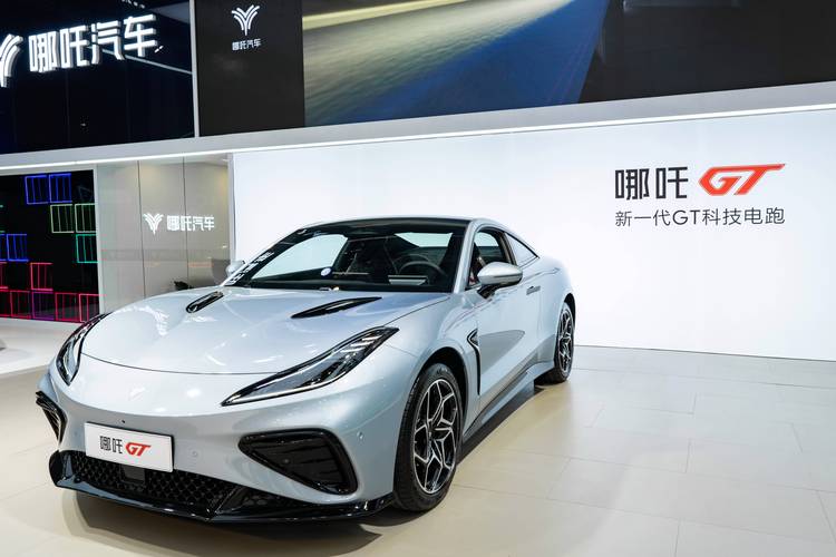 佛山280哪吒汽车在智能汽车领域的表现，领途汽车在新能源汽车市场中的影响力